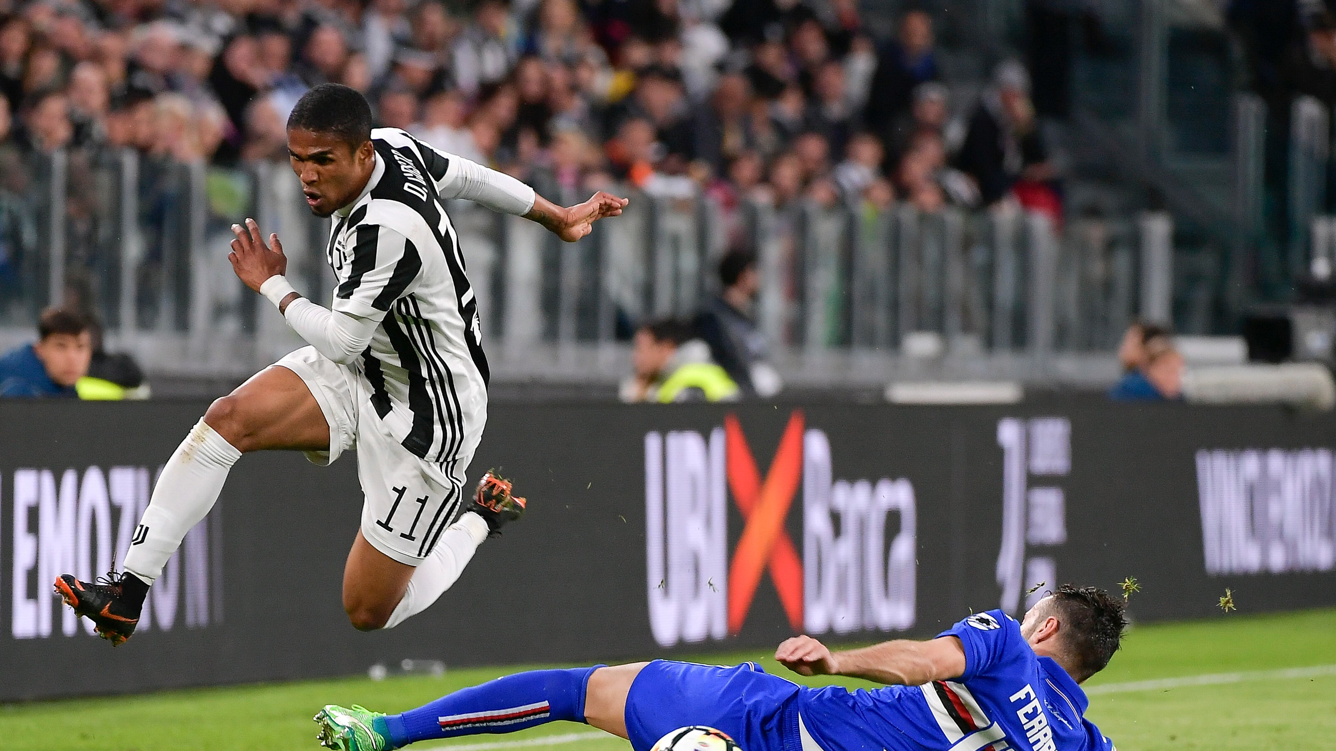 Douglas Costa alla festa di compleanno di Neymar: l'ira della Juventus