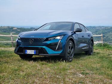 Peugeot 408, le foto del crossover “tuttofare” 2