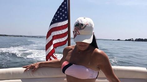 Bikini bollente per Brooke Shields: "A 54 anni non bevo alcol"