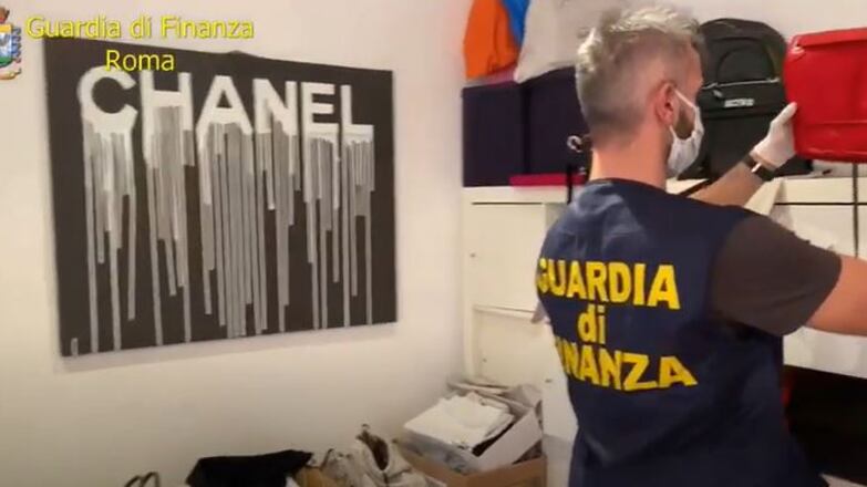 Scoperta la boutique dei tarocchi: spuntano tanti nomi vip