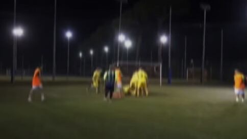"Uccidili, uccidili". Diventa virale il video dell'accoltellamento sul campo da calcio