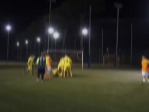 "Uccidili, uccidili". Diventa virale il video dell'accoltellamento sul campo da calcio