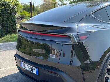 Tesla Model Y Performance: guarda le foto 7