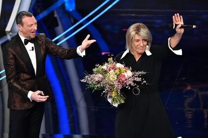Sanremo, Fiorello imita la De Filippi 4