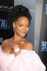 Rihanna, sexy scollatura sul red carpet 12