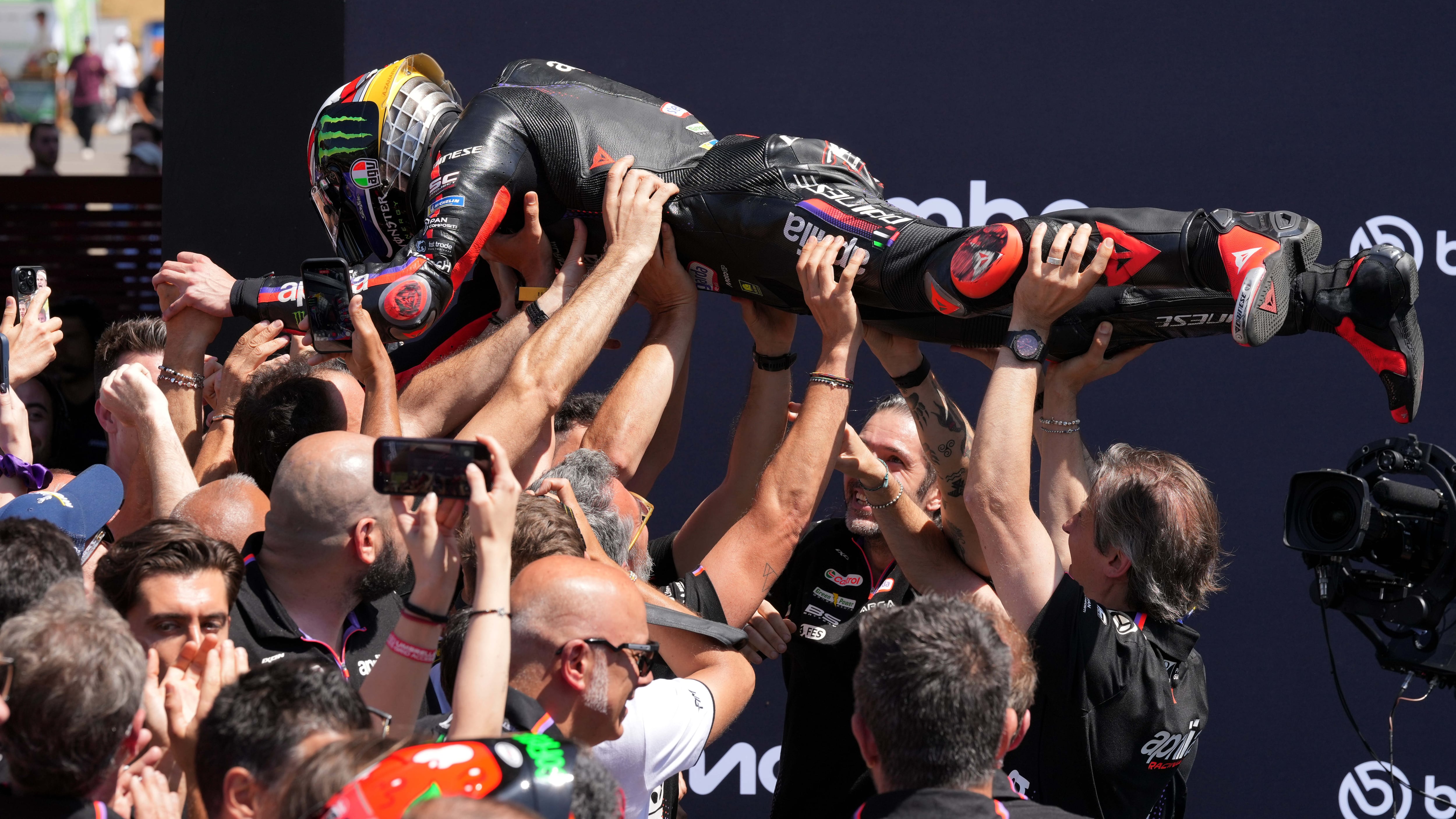 Il Mugello ai piedi di Bezzecchi. E Kimi sventola la bandiera