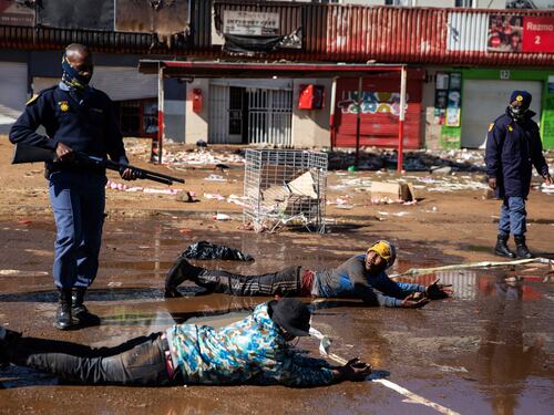 Rivolta nel Sudafrica in ginocchio. Violenza nelle strade: 45 morti