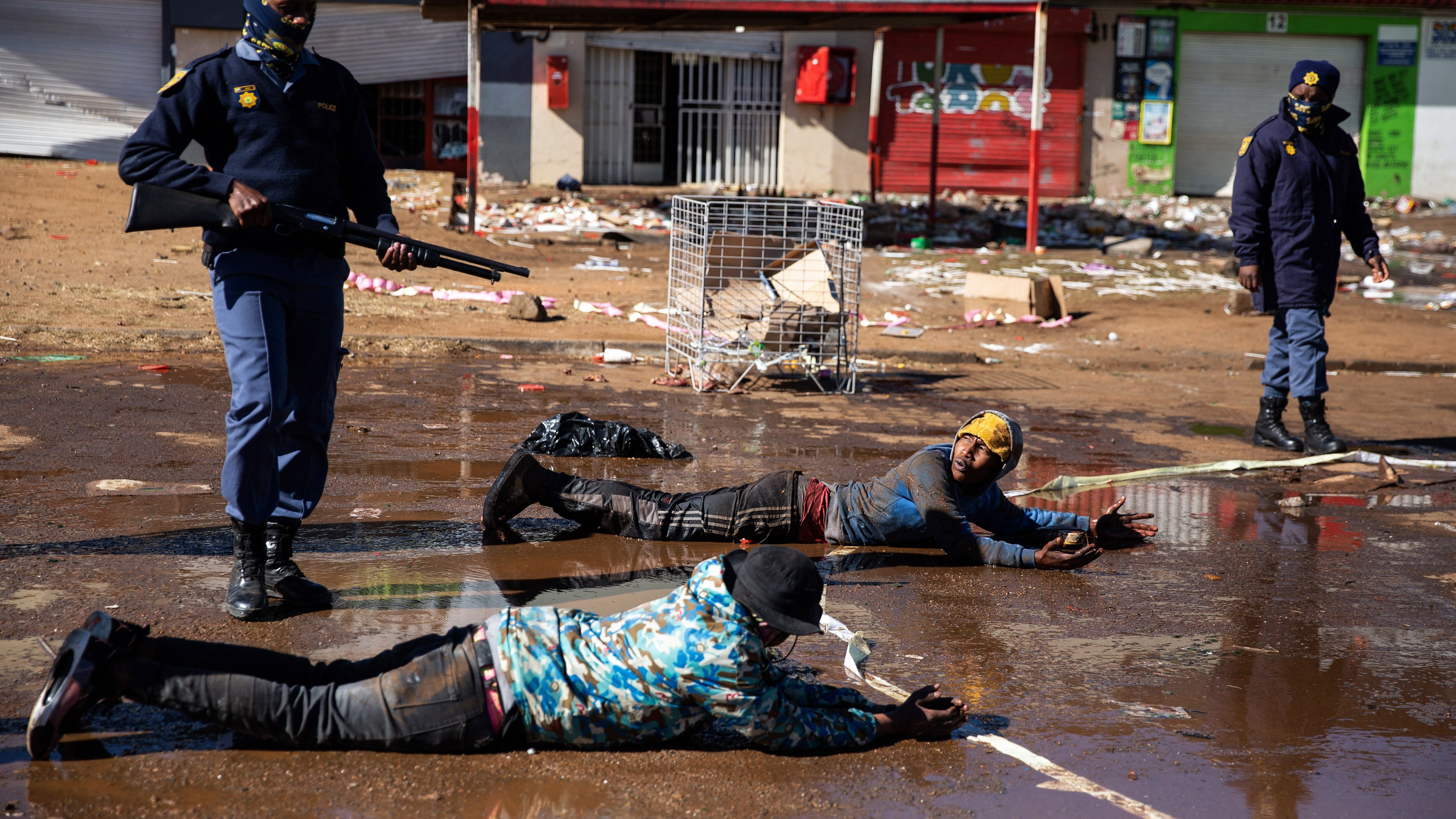 Rivolta nel Sudafrica in ginocchio. Violenza nelle strade: 45 morti
