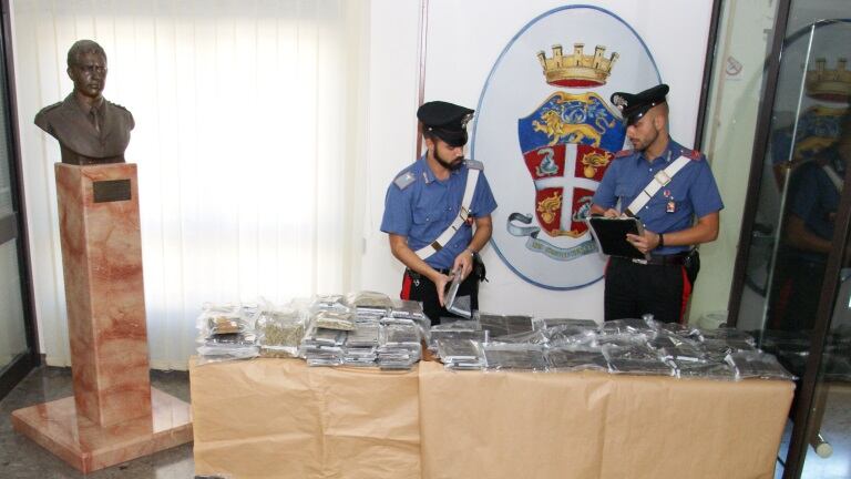 Oltre 130 chili di droga nascosta in auto, in manette 4 napoletani