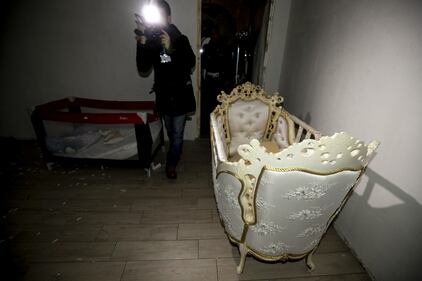 Lo sfarzo kitsch nei villini abusivi dei Casamonica 2