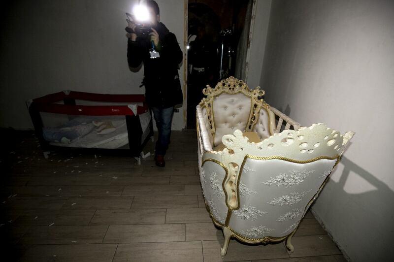 Lo sfarzo kitsch nei villini abusivi dei Casamonica 2
