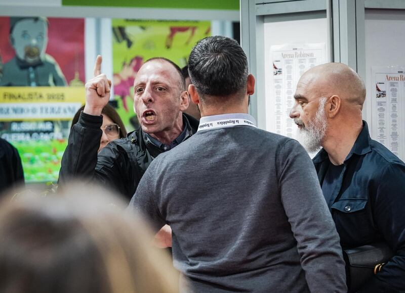 "Avete mentito alla popolazione", Antonella Viola contestata da un no vax alla Fiera del Libro 1