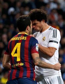 El Clasico, Busquets "passeggia" sulla testa di Pepe 3
