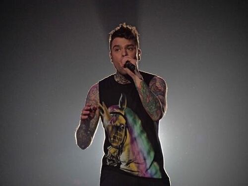 Fedez perde le staffe e aggredisce un collega