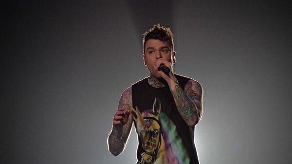 Fedez perde le staffe e aggredisce un collega