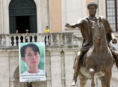 Marò tolti dal Campidoglio: scatta la protesta contro Marino 6