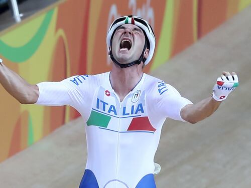 Cade, si rialza e trionfa: Viviani medaglia oro nel ciclismo