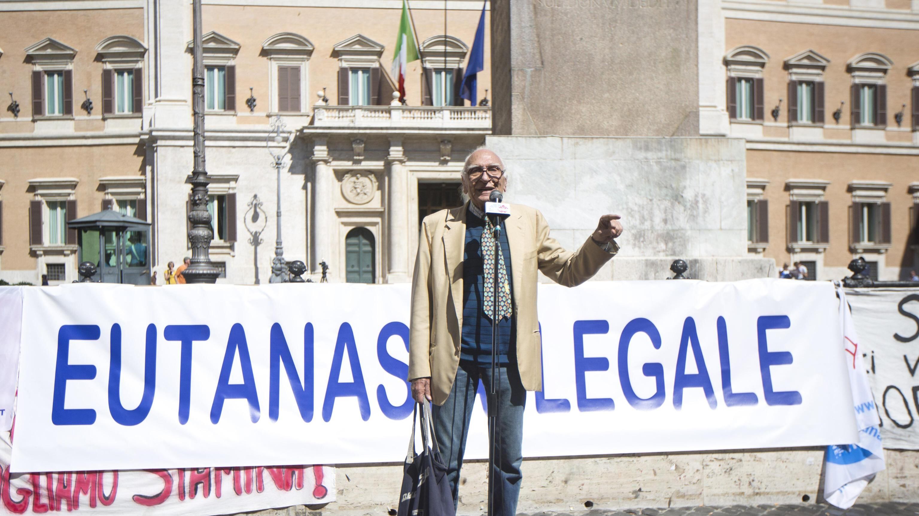 Eutanasia, presentate alla Camera 65mila firme per legge "Stop accanimento cure di Stato"