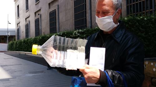Una tanica come visiera per proteggersi dal virus 3