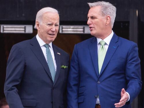 "Apriamo l'indagine sul presidente". Biden verso l'impeachment: cosa rischia