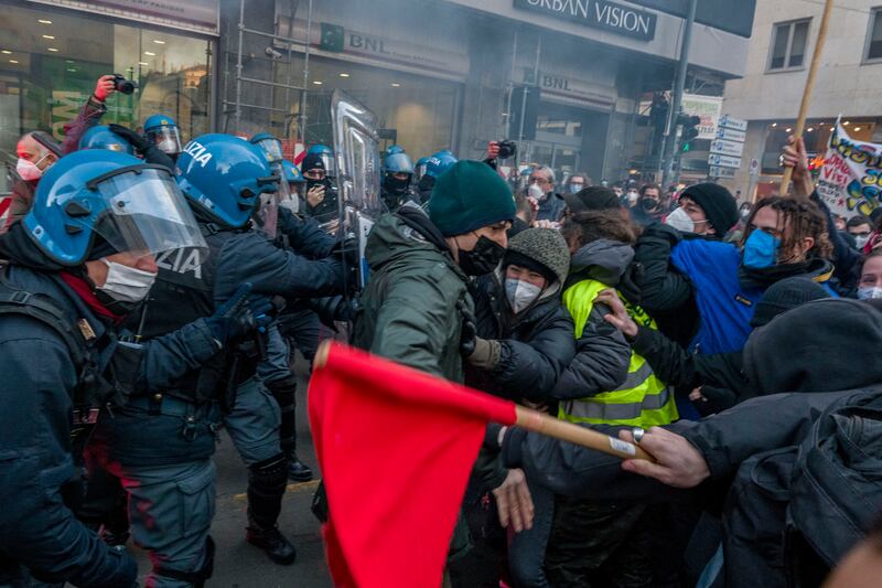 Scontri tra studenti e forze dell'ordine sotto la sede di Assolombardia a Milano 5