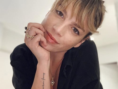 Emma Marrone, addio al biondo: "I medici mi hanno sconsigliato di tingermi"