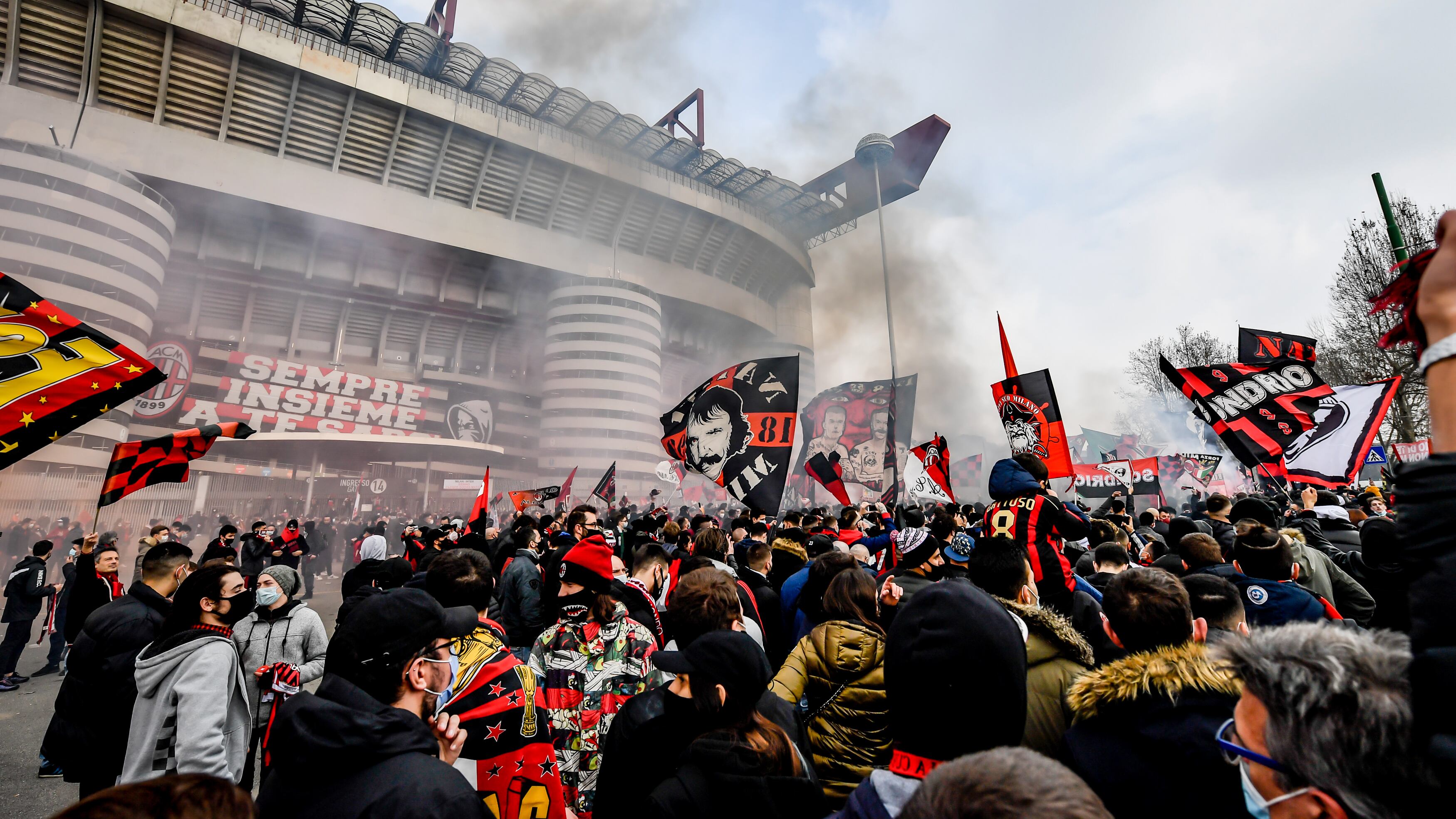 Milan-Inter, attimi di tensione all'esterno del Meazza: curve a contatto