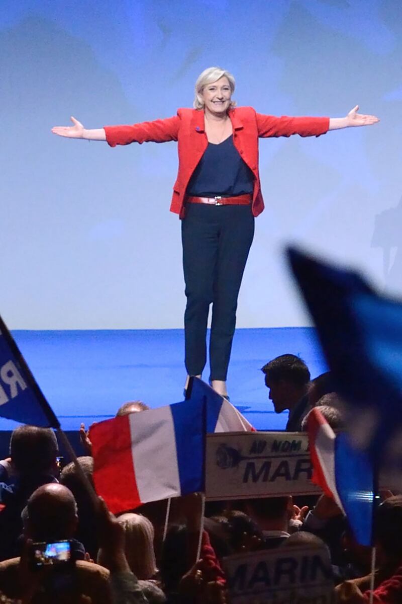 Marine Le Pen a TF1: "Via la bandiera dell'Ue dallo studio" 10
