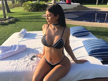 Kylie Jenner hot in bikini con le amiche 1