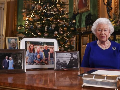 La regina Elisabetta II fa gli auguri in tv ma la foto di Harry e Meghan non è sul tavolo