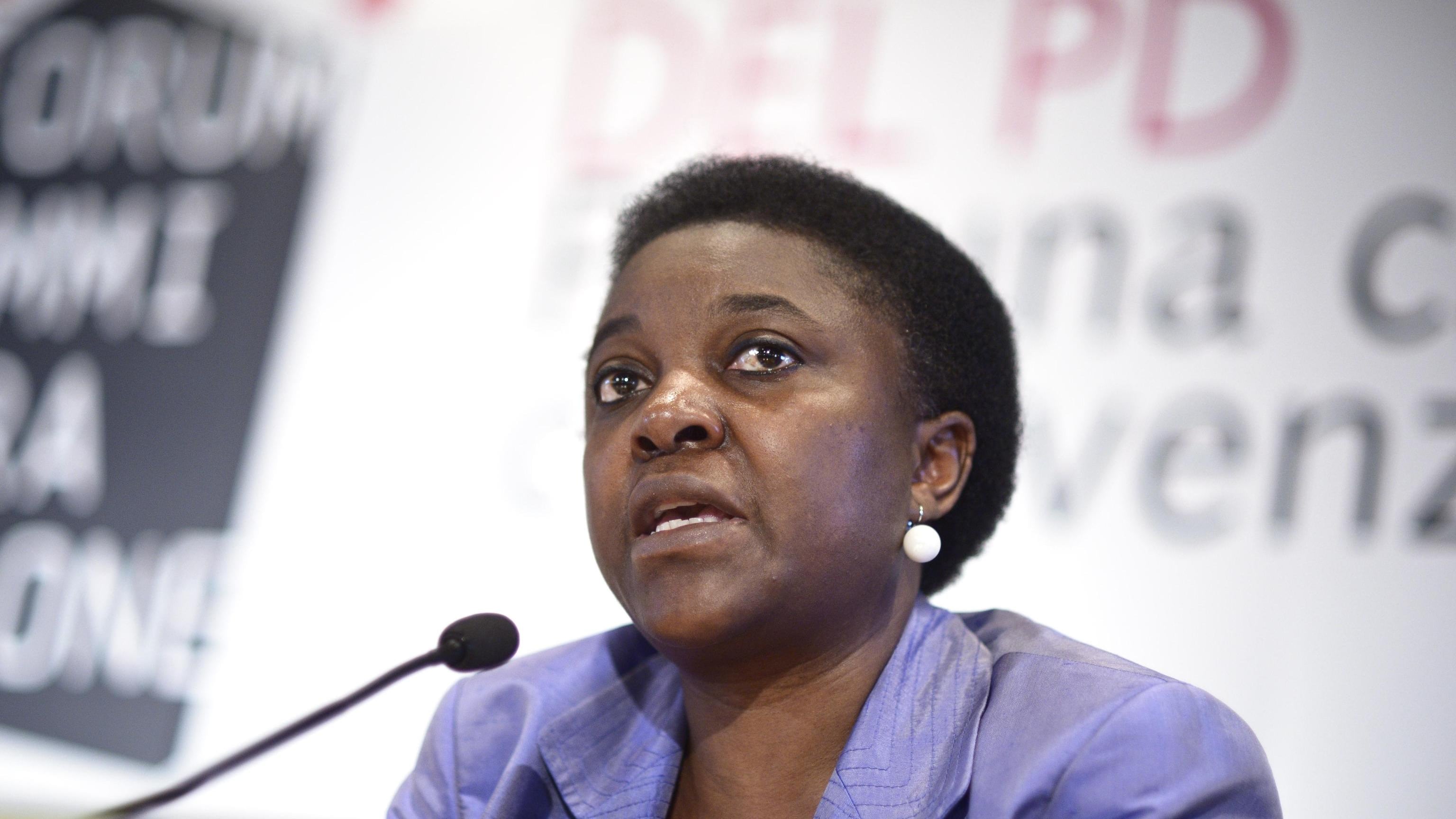 La Kyenge in partenza per Berlino? No, è soltanto un gioco anti-cancro