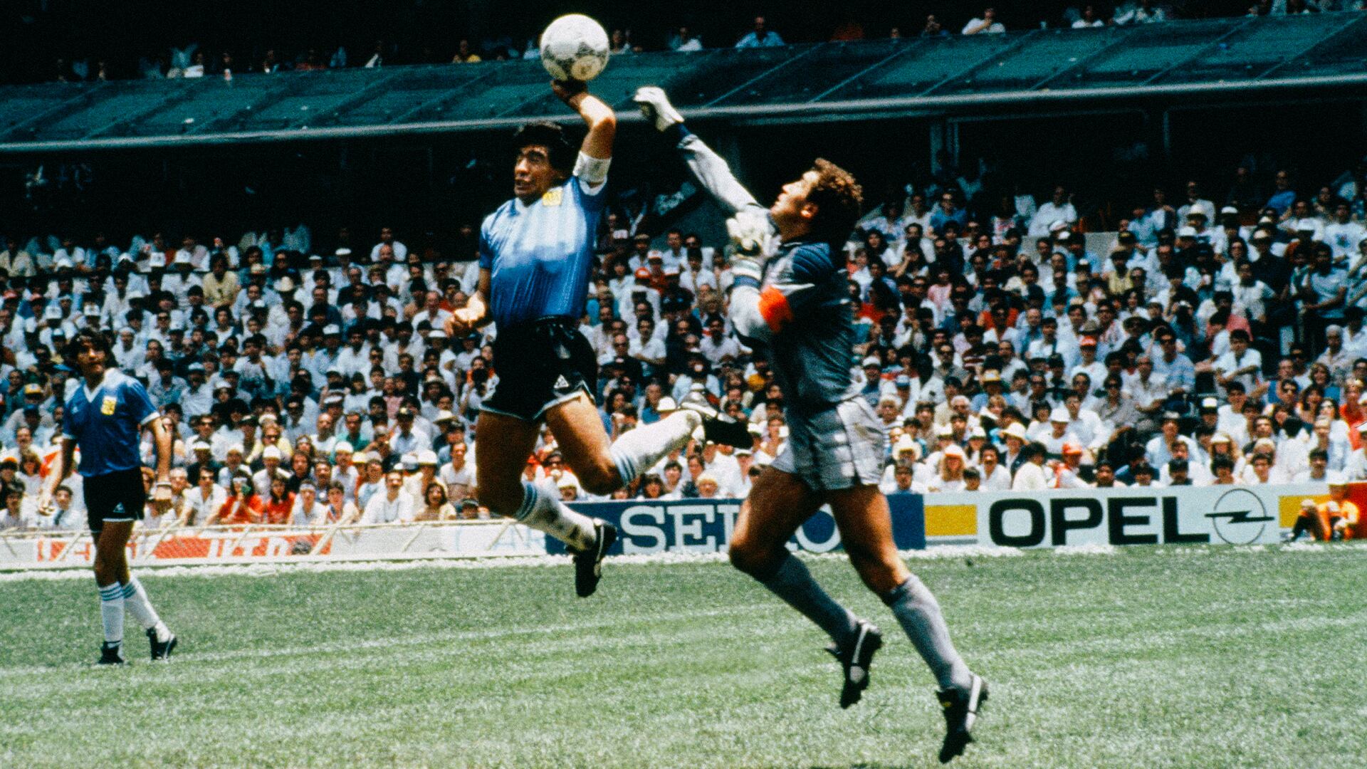 Quanto vale la mano di Dio? Venduta all'asta la sfera del gol di Maradona