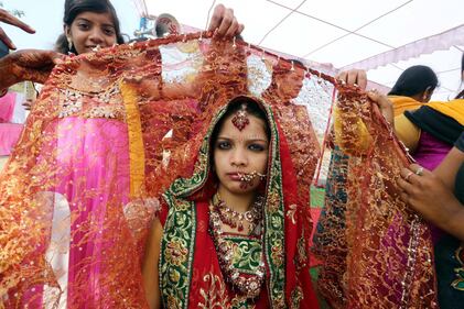 In novanta si sposano in un matrimonio di massa in India 1