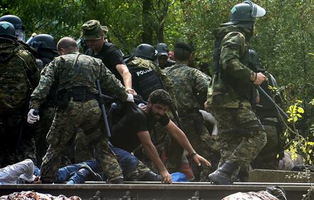 Macedonia, duri scontri polizia-migranti 4