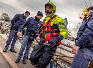 Milano, nordafricano scappa dalla polizia e si butta nel Naviglio in secca 6