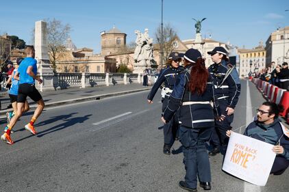 Roma, attivisti di Ultima Generazione interrompono maratona: le immagini 5