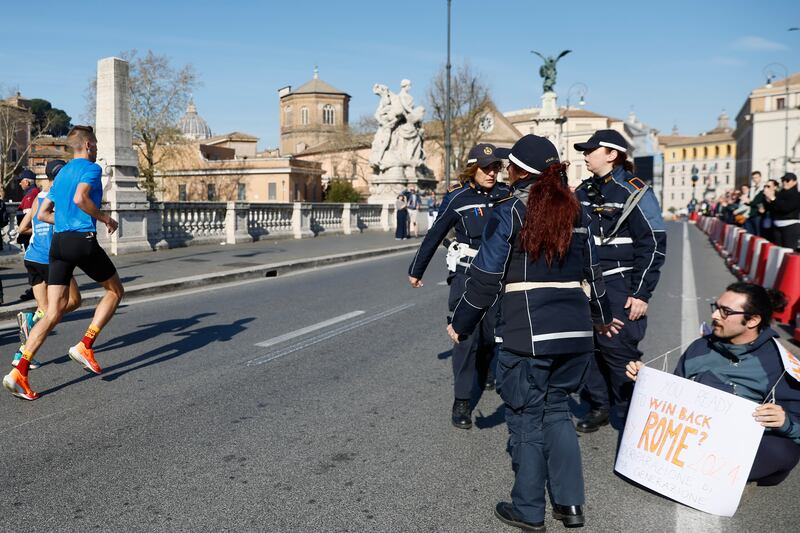 Roma, attivisti di Ultima Generazione interrompono maratona: le immagini 5