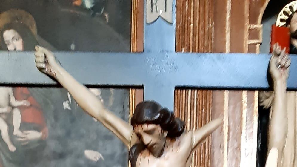 "Spezzato un braccio". I vandali in chiesa vandalizzano il crocifisso del '600