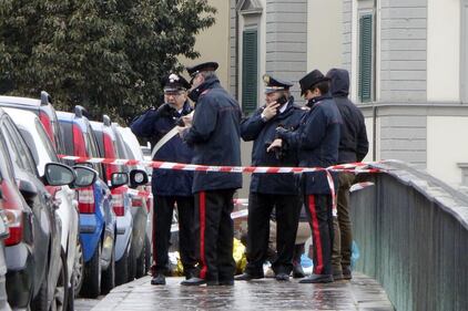 Firenze, il corpo dell'ambulante sul ponte a Firenze 1