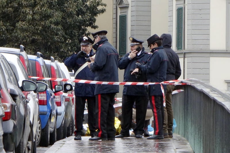 Firenze, il corpo dell'ambulante sul ponte a Firenze 1