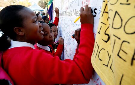 Messaggi davanti all'ospedale di Pretoria, dove Mandela è ricoverato
