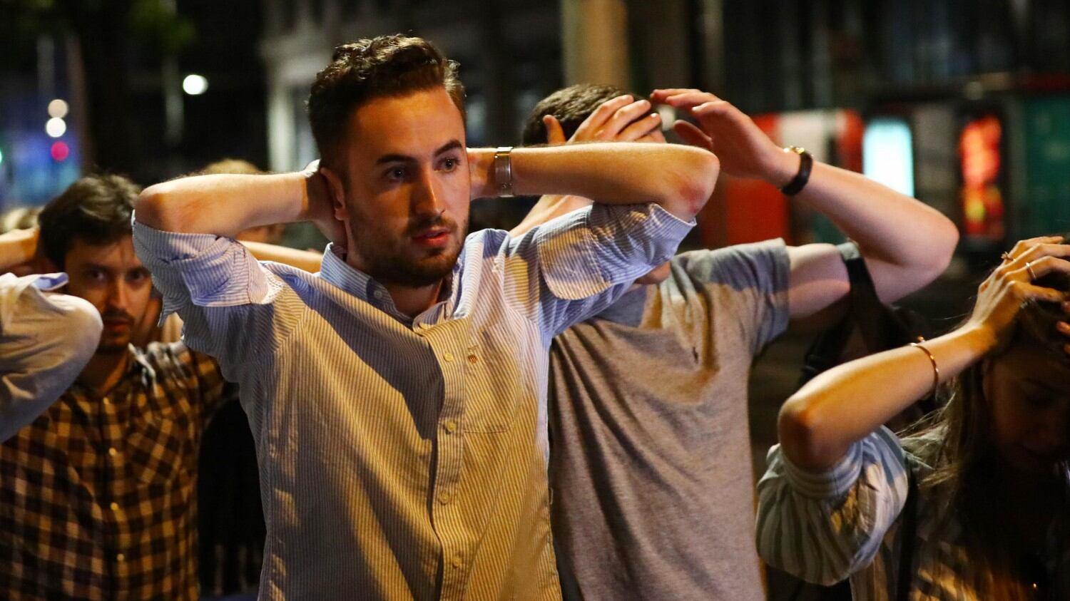 Attentato a Londra, il racconto dell'italiano: "Io e mio figlio nascosti in cantina per fuggire dagli spari"