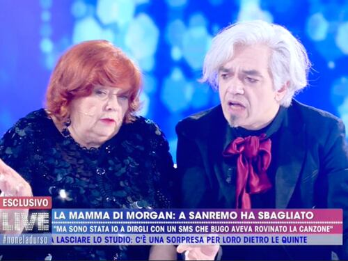 La d’Urso fa incontrare Morgan con la mamma e lo fa riappacificare con la sorella