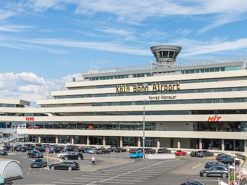 Panico su un volo diretto a Cipro: donna ubriaca perde la testa, atterraggio d'emergenza in Germania