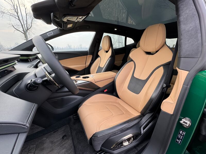 Lotus Eletre: guarda la gallery del nuovo suv elettrico anglo-cinese da 612 CV 15