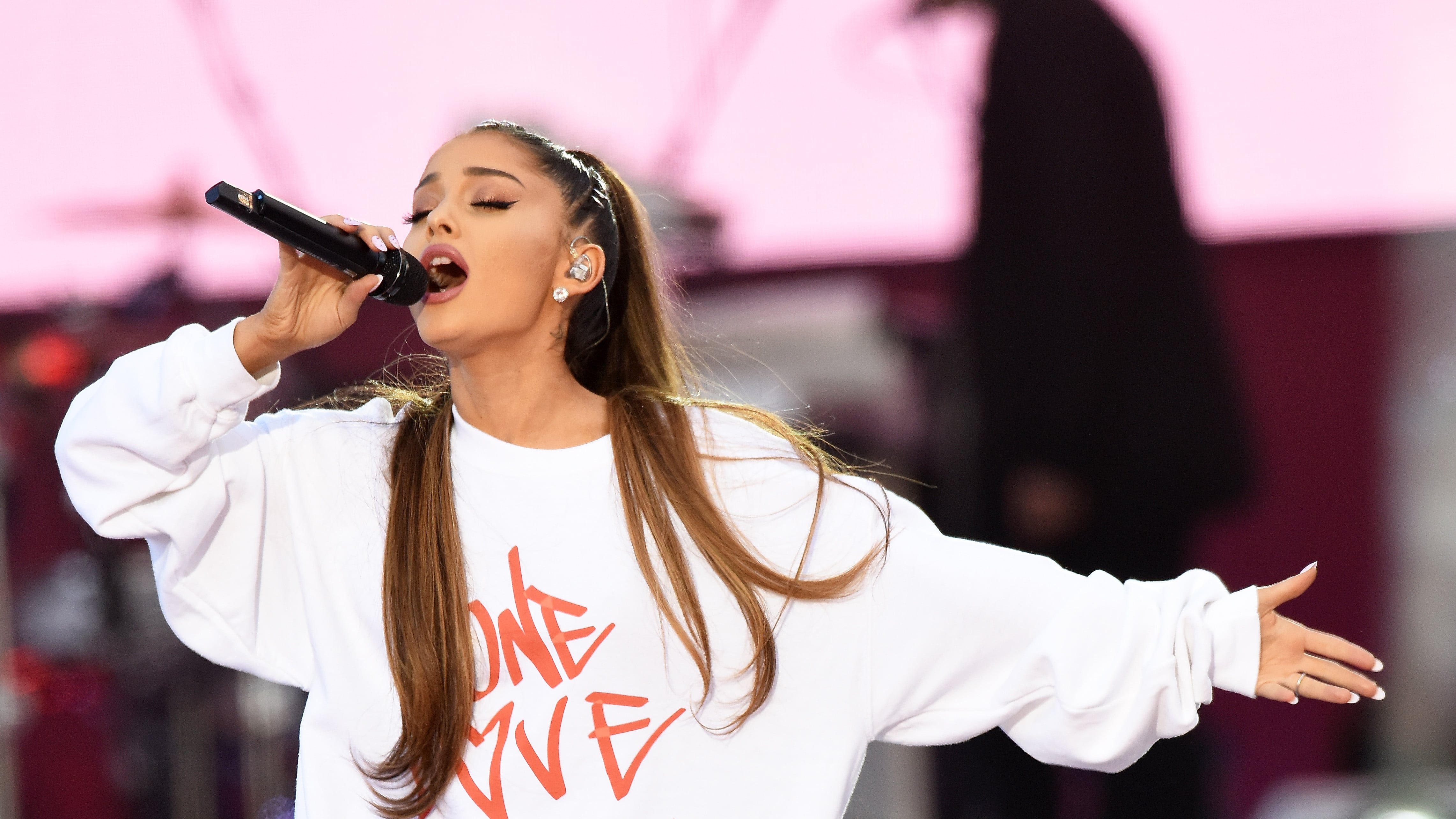 Tutti in fila da Ariana Grande fra divieti e borse trasparenti