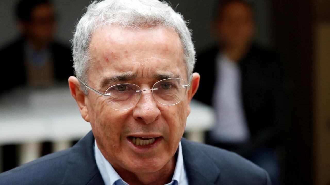 Colombia, accuse di corruzione all'ex presidente Uribe