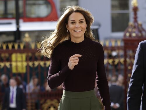 Kate Middleton, la borsetta da 3mila euro stona con i suoi look low cost