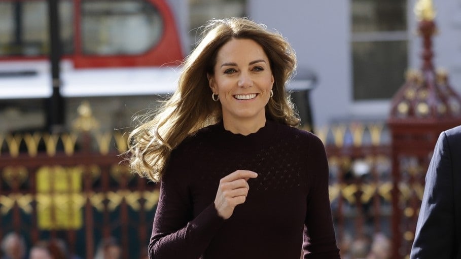 Kate Middleton, la borsetta da 3mila euro stona con i suoi look low cost