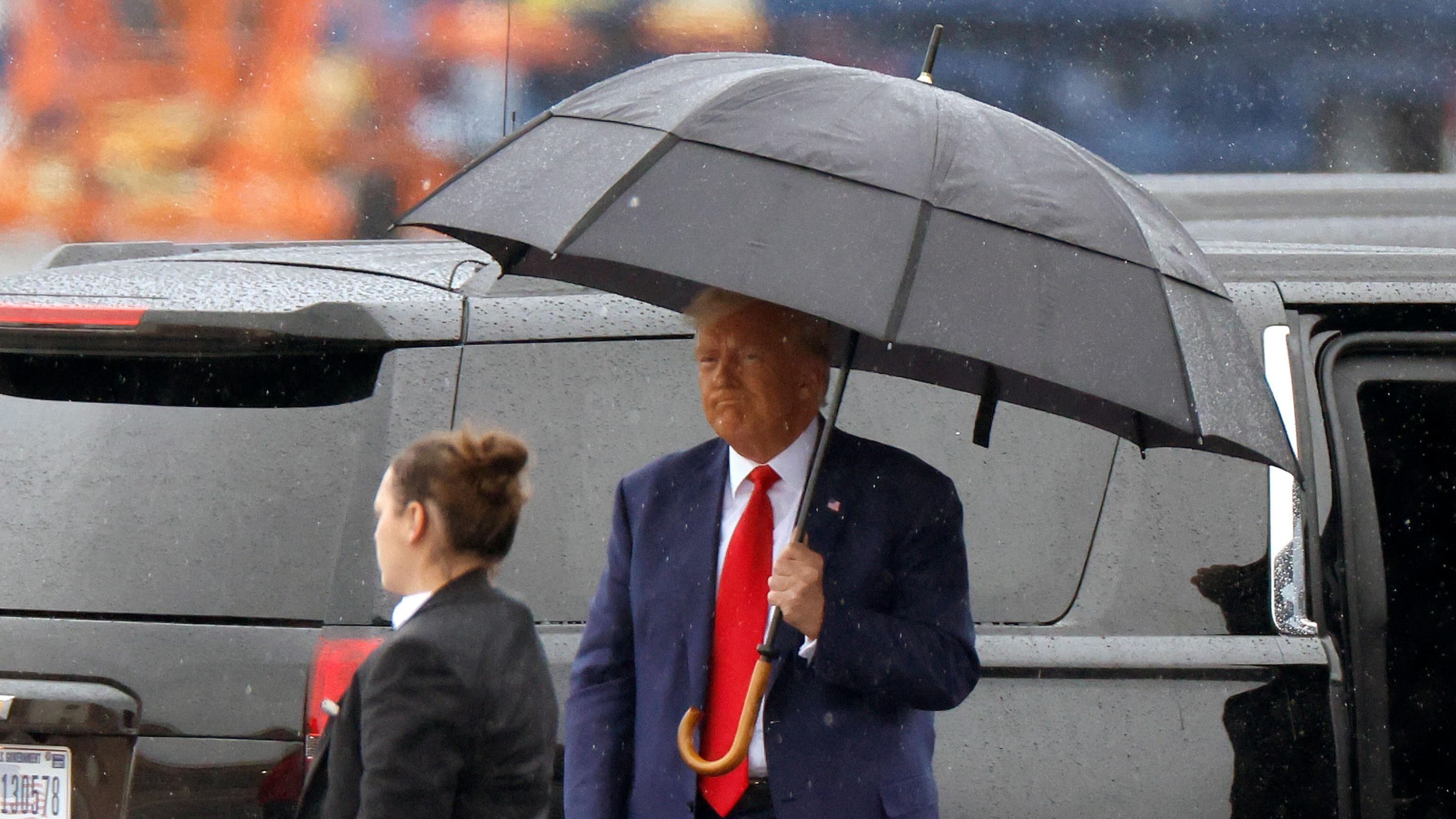 Trump in tribunale. "Un'altra incriminazione e ho vinto le elezioni"